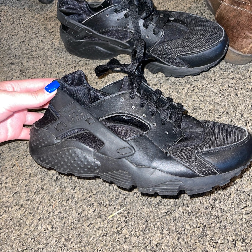 NIKE huaraches.